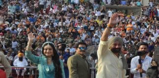 ਅੰਮ੍ਰਿਤਸਰ : ‘ਸਕੀਨਾ’ ਨਾਲ ਅਟਾਰੀ ਬਾਰਡਰ ’ਤੇ ਪਹੁੰਚੇ ‘ਤਾਰਾ ਸਿੰਘ’, ਬੋਲੇ- ਹਿੰਦੁਸਤਾਨ ਜ਼ਿੰਦਾਬਾਦ ਹੈ, ਜ਼ਿੰਦਾਬਾਦ ਸੀ….