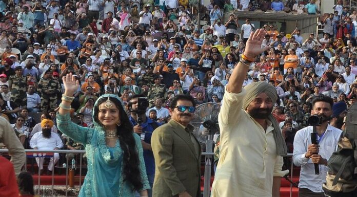 ਅੰਮ੍ਰਿਤਸਰ : ‘ਸਕੀਨਾ’ ਨਾਲ ਅਟਾਰੀ ਬਾਰਡਰ ’ਤੇ ਪਹੁੰਚੇ ‘ਤਾਰਾ ਸਿੰਘ’, ਬੋਲੇ- ਹਿੰਦੁਸਤਾਨ ਜ਼ਿੰਦਾਬਾਦ ਹੈ, ਜ਼ਿੰਦਾਬਾਦ ਸੀ….