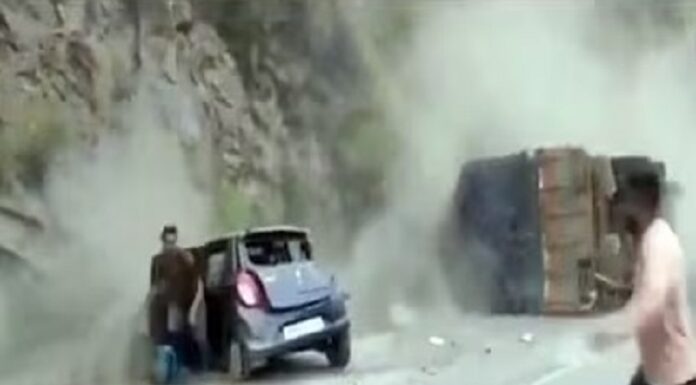 ਸੇਬਾਂ ਨਾਲ ਭਰੀ ਟਰਾਲੀ ਕਾਰ ‘ਤੇ ਪਲਟੀ, ਕਾਰ ਸਵਾਰ ਪਤੀ-ਪਤਨੀ ਦੀ ਮੌਕੇ ‘ਤੇ ਦਰਦਨਾਕ ਮੌਤ