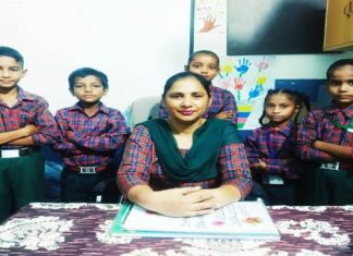 ਬੱਚਿਆਂ ਵਰਗੀ ਸਕੂਲ ਡਰੈੱਸ ਪਾ ਕੇ ਸਕੂਲੇ ਆਉਂਦੀ ਹੈ ਇਸ ਸਕੂਲ ਦੀ ਮੁੱਖ ਅਧਿਆਪਕਾ, ਬੱਚਿਆਂ ‘ਚ ਪੈਦਾ ਕਰਦੀ ਹੈ ਅਨੁਸ਼ਾਸਨ ਦੀ ਭਾਵਨਾ