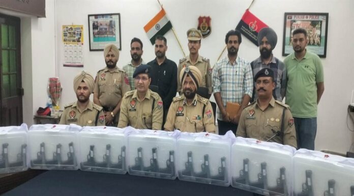 ਸੰਗਰੂਰ : ਜੇਲ੍ਹ ‘ਚ ਬੈਠੇ ਗੈਂਗਸਟਰ ਨੇ ਮੱਧ ਪ੍ਰਦੇਸ਼ ਤੋਂ ਮੰਗਵਾਏ 21 ਪਿਸਤੌਲ, ਰਸਤੇ ‘ਚ ਸਾਥੀ ਚੜ੍ਹੇ ਪੁਲਿਸ ਦੇ ਹੱਥੇ