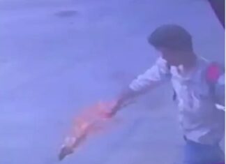 ਲੁਧਿਆਣਾ : ਕੱਪੜੇ ਦੀ ਦੁਕਾਨ ‘ਤੇ ਕੰਮ ਕਰਦੀ ਮਹਿਲਾ ਦੇ ਪਤੀ ਨੇ ਮੂੰਹ ‘ਚ ਪੈਟਰੋਲ ਭਰ ਕੇ ਦੁਕਾਨ ਨੂੰ ਲਾਈ ਅੱਗ, ਦੁਕਾਨਦਾਰ ਬੁਰੀ ਤਰ੍ਹਾਂ ਸੜਿਆ