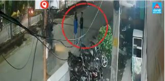 ਅੱਛਾ ਤਾਂ ਇਹ ਸਲਾਹਾਂ ਹੋ ਰਹੀਆਂ ਸਨ : ਸੜਕ ਵਿਚਾਲੇ ਗੱਲਬਾਤ ਕਰਦੇ ਦਿਸੇ 3 ਦੋਸਤ, ਥੋੜ੍ਹੀ ਦੇਰ ਪਿੱਛੋਂ ਬਾਈਕ ਉਡਾ ਕੇ ਫਰਾਰ, ਵੇਖੋ ਵੀਡੀਓ