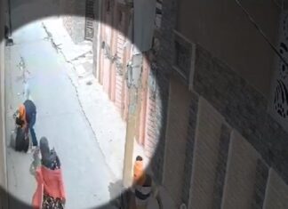 ਤਰਨਤਾਰਨ : ਲੁਟੇਰਿਆਂ ਨੇ ਲਾਹੀ ਸ਼ਰਮ, ਸਕੂਲੋਂ ਆਉਂਦੀ ਕੁੜੀ ਨੂੰ ਘੇਰ ਕੇ ਖੋਹਿਆ ਫੋਨ, ਵੀਡੀਓ ਦੇਖ ਕੇ ਉਡ ਜਾਣਗੇ ਹੋਸ਼