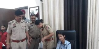 ਪਠਾਨਕੋਟ : ਨਸ਼ੇ ਖਿਲਾਫ 8ਵੀਂ ਦੀ ਵਿਦਿਆਰਥਣ ਦਾ ਜਜ਼ਬਾ ਦੇਖ SHO ਨੇ ਕੀਤਾ ਸੈਲਿਊਟ, ਇਕ ਦਿਨ ਲਈ ਆਪਣੀ ਕੁਰਸੀ ‘ਤੇ ਬਿਠਾਇਆ