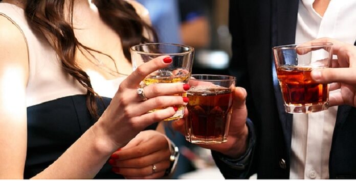 PU ਚੋਣਾਂ ‘ਚ ਸ਼ਰਾਬ : ਵਿਦਿਆਰਥੀਆਂ ਨੂੰ ਕੋਡ ਪਰਚੀਆਂ ਰਾਹੀਂ blenders pride ਤੇ Signature ਦੀ ਸਪਲਾਈ, ਠੇਕੇ ਵਾਲੇ ਵੀ ਕਹਿੰਦੇ- ਵਧੀ ਤਾਂ ਹੈ ਵਿਕਰੀ