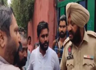 ਲੁਧਿਆਣਾ : ਵਿਦਿਆਰਥਣ ਨੇ ਤੀਜੀ ਮੰਜ਼ਿਲ ਤੋਂ ਛਾਲ ਮਾਰੀ, ਪਰਿਵਾਰ ਬੋਲਿਆ- ਸਕੂਲ ਵਾਲਿਆਂ ਨੇ ਬਾਂਹ ਤੇ ਮੱਥੇ ‘ਤੇ ਚੋਰ ਲਿਖ ਕੇ ਘੁਮਾਇਆ ਸੀ