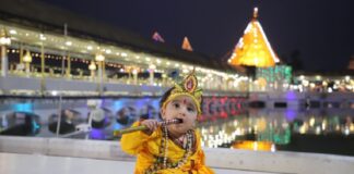 ਜਲੰਧਰ ‘ਚ ਜਨਮ ਅਸ਼ਟਮੀ ਦੀ ਧੂਮ : ਰੰਗੀਨ ਰੌਸ਼ਨੀਆਂ ਨਾਲ ਸਜੇ ਮੰਦਿਰਾਂ ‘ਚ ਦੇਰ ਰਾਤ ਭਗਤੀ ਰੰਗ ‘ਚ ਰੰਗੇ ਦਿਸੇ ਲੋਕ