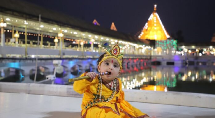 ਜਲੰਧਰ ‘ਚ ਜਨਮ ਅਸ਼ਟਮੀ ਦੀ ਧੂਮ : ਰੰਗੀਨ ਰੌਸ਼ਨੀਆਂ ਨਾਲ ਸਜੇ ਮੰਦਿਰਾਂ ‘ਚ ਦੇਰ ਰਾਤ ਭਗਤੀ ਰੰਗ ‘ਚ ਰੰਗੇ ਦਿਸੇ ਲੋਕ