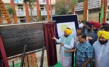 CM ਮਾਨ ਦਾ ਵਿਰੋਧੀਆਂ ‘ਤੇ ਤੰਜ, ਕਿਹਾ- ਪੁਰਾਣੀਆਂ ਸਰਕਾਰਾਂ ਵੇਲੇ ਤਾਂ ਸਕੂਲਾਂ ਨੂੰ ਰੰਗ ਕਰਵਾ ਕੇ ਹੀ ਬਾਹਰ ‘ਸਮਾਰਟ ਸਕੂਲ’ ਲਿਖਦੇ ਰਹੇ