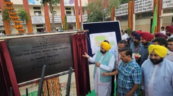 CM ਮਾਨ ਦਾ ਵਿਰੋਧੀਆਂ ‘ਤੇ ਤੰਜ, ਕਿਹਾ- ਪੁਰਾਣੀਆਂ ਸਰਕਾਰਾਂ ਵੇਲੇ ਤਾਂ ਸਕੂਲਾਂ ਨੂੰ ਰੰਗ ਕਰਵਾ ਕੇ ਹੀ ਬਾਹਰ ‘ਸਮਾਰਟ ਸਕੂਲ’ ਲਿਖਦੇ ਰਹੇ