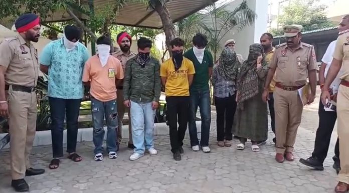 ਲੁਧਿਆਣਾ : ਸਪਾ ਸੈਂਟਰ ਦੀ ਆੜ ‘ਚ ਚੱਲ ਰਿਹਾ ਸੀ ਜਿਸਮਫਰੋਸ਼ੀ ਦਾ ਧੰਦਾ, ਰੇਡ ਦੌਰਾਨ ਫੜੇ ਮੁੰਡੇ ਤੇ ਕੁੜੀਆਂ