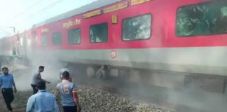 ਚਲਦੀ ਟਰੇਨ ਦੇ AC ਡੱਬੇ ‘ਚੋਂ ਧੂੰਆਂ ਨਿਕਲਣ ‘ਤੇ ਮੁਸਾਫਿਰਾਂ ‘ਚ ਫੈਲੀ ਦਹਿਸ਼ਤ, ਫਾਇਰ ਬ੍ਰਿਗੇਡ ਮੌਕੇ ‘ਤੇ ਪਹੁੰਚੀ