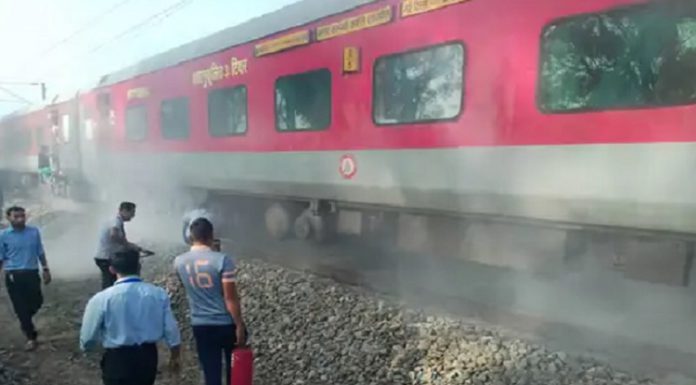 ਚਲਦੀ ਟਰੇਨ ਦੇ AC ਡੱਬੇ ‘ਚੋਂ ਧੂੰਆਂ ਨਿਕਲਣ ‘ਤੇ ਮੁਸਾਫਿਰਾਂ ‘ਚ ਫੈਲੀ ਦਹਿਸ਼ਤ, ਫਾਇਰ ਬ੍ਰਿਗੇਡ ਮੌਕੇ ‘ਤੇ ਪਹੁੰਚੀ