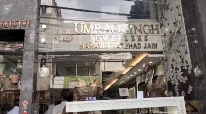 ਦਿੱਲੀ ‘ਚ ਚੋਰਾਂ ਵੱਲੋਂ ਜਿਊਲਰੀ ਸ਼ਾਪ ਦੀ ਛੱਤ ਪਾੜ ਕੇ 25 ਕਰੋੜ ਦੇ ਗਹਿਣੇ ਚੋਰੀ