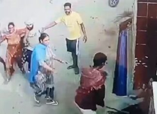 ਮੋਗਾ : ਨੌਵੀਂ ‘ਚ ਪੜ੍ਹਦੀ ਭੈਣ ਨੂੰ ਛੇੜਨ ‘ਤੇ ਸਕੂਲ ਪੁੱਜੇ ਭਰਾ ਨਾਲ ਕੁੱਟਮਾਰ, ਬਾਅਦ ‘ਚ ਲੜਕੀ ਦੇ ਘਰ ਆ ਕੇ ਮਾਪੇ ਵੀ ਬੇਰਹਿਮੀ ਨਾਲ ਕੁੱਟੇ