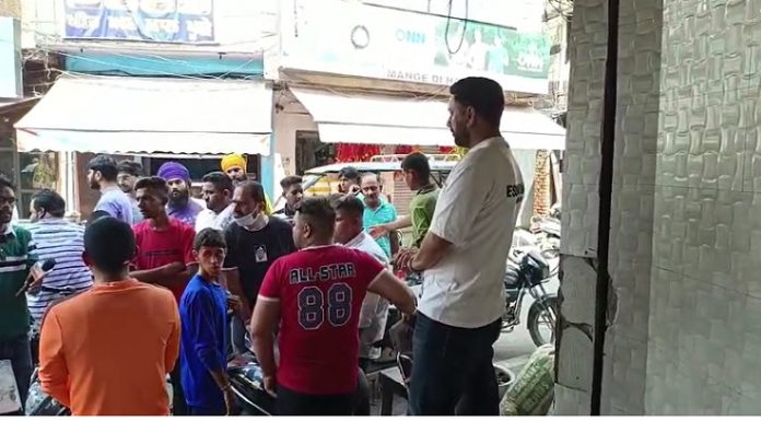 ਅੰਮ੍ਰਿਤਸਰ : ਤੰਦੂਰੀ ਚਿਕਨ ਪਿੱਛੇ ਪਾਟੇ ਸਿਰ, ਨੌਜਵਾਨਾਂ ਨੇ ਦੁਕਾਨਦਾਰ ‘ਤੇ ਵਰ੍ਹਾਈਆਂ ਬੋਤਲਾਂ