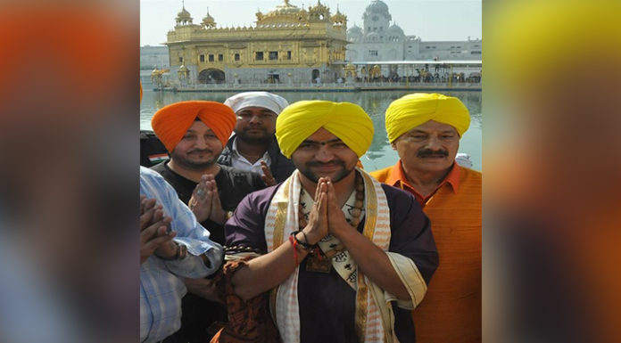 ਬਾਗੇਸ਼ਵਰ ਧਾਮ ਦੇ ਮੁਖੀ ਧੀਰੇਂਦਰ ਸ਼ਾਸਤਰੀ ਸ੍ਰੀ ਦਰਬਾਰ ਸਾਹਿਬ ਹੋਏ ਨਤਮਸਤਕ; ਗਾਇਕ ਇੰਦਰਜੀਤ ਨਿੱਕੂ ਵੀ ਨਾਲ ਆਏ ਨਜ਼ਰ