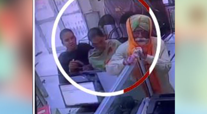 ਤਰਨਤਾਰਨ : ਬੈਂਕ ’ਚ ਬਜ਼ੁਰਗ ਦੀ 2 ਔਰਤਾਂ ਕਰ ਦਿੱਤੀ ਜੇਬ ਸਾਫ਼, ਚਲਾਕੀ ਨਾਲ ਕੱਢੇ 40 ਹਜ਼ਾਰ