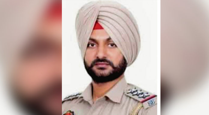 ਰੋਪੜ ਤੋਂ ਵੱਡੀ ਖਬਰ : ਹਨੀਟ੍ਰੈਪ ‘ਚ ਫਸਾਉਣ ਵਾਲੇ ਪੰਜਾਬ ਪੁਲਿਸ ਦੇ ਇੰਸਪੈਕਟਰ ਸਮੇਤ 6 ਖ਼ਿਲਾਫ ਹੋਈ FIR