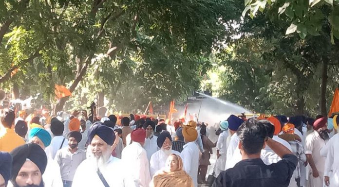 SYL ਦੇ ਵਿਰੋਧ ‘ਚ ਅਕਾਲੀ ਦਲ ਦਾ ਧਰਨਾ; ਚੰਡੀਗੜ੍ਹ ਪੁਲਿਸ ਨੇ ਕੀਤੀਆਂ ਪਾਣੀ ਦੀਆਂ ਬੋਛਾੜਾਂ