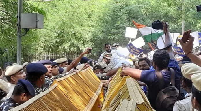 ਸੰਜੇ ਸਿੰਘ ਦੀ ਗ੍ਰਿਫਤਾਰੀ ਖਿਲਾਫ ਦਿੱਲੀ ‘ਚ ‘ਆਪ’ ਦਾ ਪ੍ਰਦਰਸ਼ਨ, ਸੁਰੱਖਿਆ ਕਰਮਚਾਰੀਆਂ ਨਾਲ ਹੋਈ ਤਿੱਖੀ ਝੜਪ