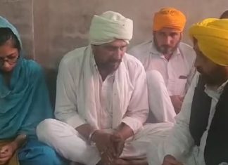 ਅਗਨੀਵੀਰ ਅੰਮ੍ਰਿਤਪਾਲ ਦੇ ਘਰ ਪੁੁੱਜੇ CM ਮਾਨ, ਪਰਿਵਾਰ ਨੂੰ ਸੌਂਪਿਆ ਇਕ ਕਰੋੜ ਦਾ ਚੈੱਕ