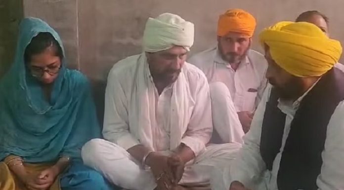 ਅਗਨੀਵੀਰ ਅੰਮ੍ਰਿਤਪਾਲ ਦੇ ਘਰ ਪੁੁੱਜੇ CM ਮਾਨ, ਪਰਿਵਾਰ ਨੂੰ ਸੌਂਪਿਆ ਇਕ ਕਰੋੜ ਦਾ ਚੈੱਕ