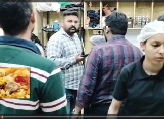 ਅੰਮ੍ਰਿਤਸਰ : ਰਣਜੀਤ ਐਵੇਨਿਊ ‘ਚ ਆਪਣਾ ਚਾਏ ਵਾਲਾ ਦੇ ਪਿੱਜ਼ੇ ‘ਚੋਂ ਨਿਕਲੀਆਂ ਸੁੰਡੀਆਂ