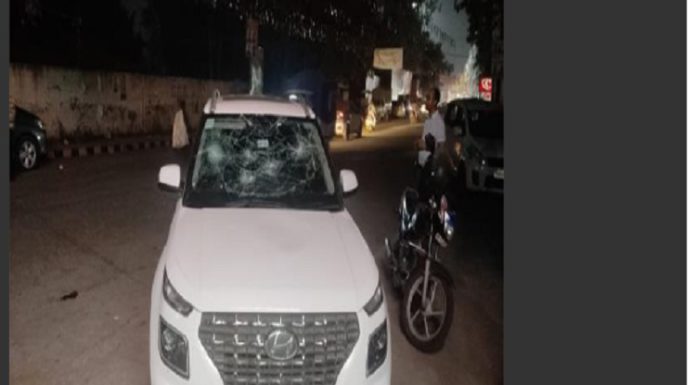 ਜਲੰਧਰ : ਬਾਈਕ ਤੇ ਕਾਰ ਵਿਚਾਲੇ ਮਾਮੂਲੀ ਟੱਕਰ ਮਗਰੋਂ ਨੌਜਵਾਨਾਂ ਨੇ ਗੱਡੀ ਚਾਲਕ ਕੁੱਟਿਆ; ਫਿਰ ਬੋਨਟ ’ਤੇ ਚੜ੍ਹ ਕੇ ਭੰਨੇ ਸ਼ੀਸ਼ੇ