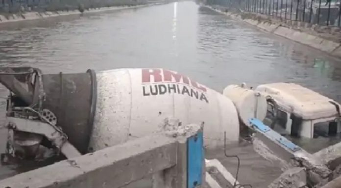 ਲੁਧਿਆਣਾ : ਤੇਜ਼ ਰਫਤਾਰ ਸੀਮੈਂਟ ਮਿਕਸਚਰ ਟਰੱਕ ਦਾ ਵਿਗੜਿਆ ਸੰਤੁਲਨ; ਨਹਿਰ ‘ਚ ਡਿੱਗਿਆ, ਡਰਾਈਵਰ ਸੀਰੀਅਸ