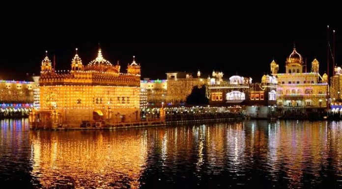 ਅੰਮ੍ਰਿਤਸਰ : ਅੱਜ ਸ੍ਰੀ ਗੁਰੂ ਰਾਮਦਾਸ ਜੀ ਦਾ ਪ੍ਰਕਾਸ਼ ਪੁਰਬ, ਰਾਤ 12 ਵਜੇ ਤੱਕ ਹੁੰਦੀ ਰਹੀ ਆਤਿਸ਼ਬਾਜ਼ੀ, 2 ਲੱਖ ਦੇ ਲਗਭਗ ਪੁੱਜੇ ਸ਼ਰਧਾਲੂ