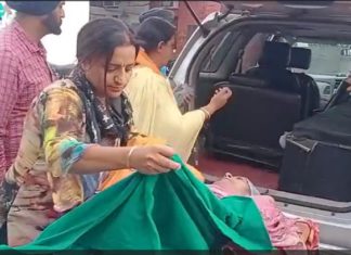 ਰੋਪੜ : ਵਕੀਲ ਪੁੱਤ ਦੇ ਤਸ਼ੱਦਦ ਦਾ ਸ਼ਿਕਾਰ ਹੋਈ ਮਾਂ ਨੂੰ ਹਸਪਤਾਲ ‘ਚੋਂ ਮਿਲੀ ਛੁੱਟੀ, ਗੁਰਪ੍ਰੀਤ ਸਿੰਘ ਮਿੰਟੂ ਵੱਲੋਂ ਸੁਪਨਿਆਂ ਦੇ ਘਰ ਲਿਜਾਇਆ ਗਿਆ