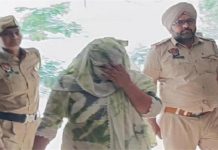 ਰਿਟਾ. ਅਧਿਆਪਕ ਨੂੰ ਬੇਹੋਸ਼ ਕਰਕੇ ਬਣਾਈ ਅਸ਼ਲੀਲ ਵੀਡੀਓ, ਫਿਰ ਵਸੂਲੇ 3 ਲੱਖ, ਪਤੀ ਨਾਲ ਰਲ਼ ਕੇ ਪਤਨੀ ਇੰਝ ਚਲਾਉਂਦੀ ਸੀ ਹਨੀਟ੍ਰੈਪ ‘ਚ ਫਸਾਉਣ ਦਾ ਧੰਦਾ