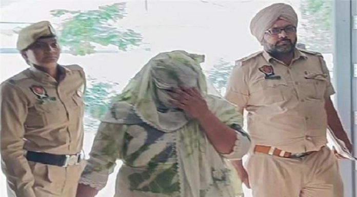 ਰਿਟਾ. ਅਧਿਆਪਕ ਨੂੰ ਬੇਹੋਸ਼ ਕਰਕੇ ਬਣਾਈ ਅਸ਼ਲੀਲ ਵੀਡੀਓ, ਫਿਰ ਵਸੂਲੇ 3 ਲੱਖ, ਪਤੀ ਨਾਲ ਰਲ਼ ਕੇ ਪਤਨੀ ਇੰਝ ਚਲਾਉਂਦੀ ਸੀ ਹਨੀਟ੍ਰੈਪ ‘ਚ ਫਸਾਉਣ ਦਾ ਧੰਦਾ