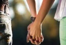 ਬੱਸ ਆਹੀ ਕੁਝ ਦੇਖਣਾ ਬਾਕੀ ਸੀ : ਪਿੰਡ ਦੇ ਆਸ਼ਿਕ ਨਾਲ ਰਹਿਣ ‘ਤੇ ਅੜੀ ਪਤਨੀ, ਪੰਚਾਇਤ ਨਾਲ ਥਾਣੇ ਪੁੱਜ ਕੇ ਕੀਤਾ ਹੰਗਾਮਾ