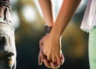 ਬੱਸ ਆਹੀ ਕੁਝ ਦੇਖਣਾ ਬਾਕੀ ਸੀ : ਪਿੰਡ ਦੇ ਆਸ਼ਿਕ ਨਾਲ ਰਹਿਣ ‘ਤੇ ਅੜੀ ਪਤਨੀ, ਪੰਚਾਇਤ ਨਾਲ ਥਾਣੇ ਪੁੱਜ ਕੇ ਕੀਤਾ ਹੰਗਾਮਾ