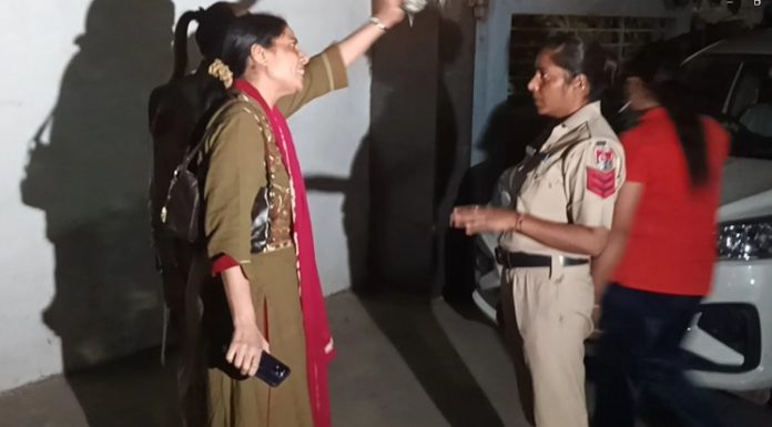 ਚੰਡੀਗੜ੍ਹ : AIG ਦੀ ਪਤਨੀ ਨੇ ਮੋਹਾਲੀ ਵਿਜੀਲੈਂਸ ਦੇ ਦਫਤਰ ‘ਚ ਕੀਤਾ ਰੱਜ ਕੇ ਹੰਗਾਮਾ