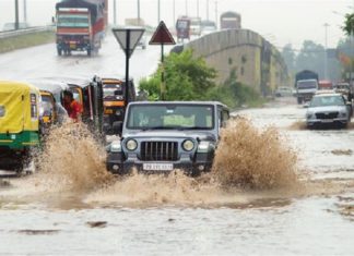 ਜਲੰਧਰ ‘ਚ ਸਵੇਰ ਤੋਂ ਪੈ ਰਹੇ ਭਾਰੀ ਮੀਂਹ ਨੇ ਜਨਜੀਵਨ ਕੀਤਾ ਅਸਤ ਵਿਅਸਤ