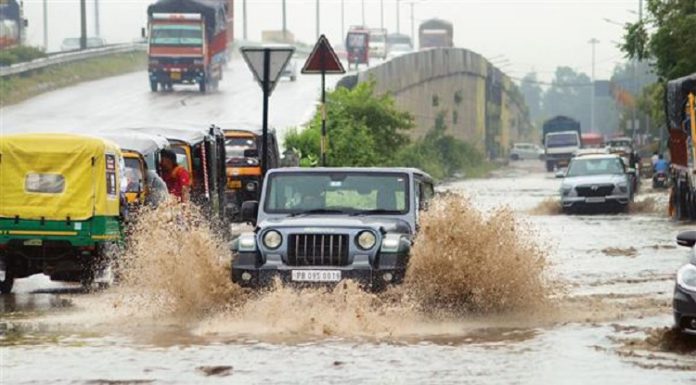ਜਲੰਧਰ ‘ਚ ਸਵੇਰ ਤੋਂ ਪੈ ਰਹੇ ਭਾਰੀ ਮੀਂਹ ਨੇ ਜਨਜੀਵਨ ਕੀਤਾ ਅਸਤ ਵਿਅਸਤ