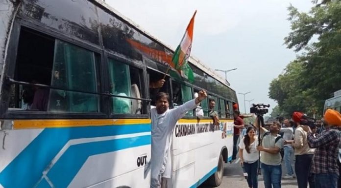 ਚੰਡੀਗੜ੍ਹ ‘ਚ ਕਾਂਗਰਸੀ ਆਗੂਆਂ ਨੂੰ ਪੁਲਿਸ ਨੇ ਲਿਆ ਹਿਰਾਸਤ ‘ਚ; SYL ਨੂੰ ਲੈ ਕੇ ਕਰ ਰਹੇ ਸਨ ਪ੍ਰਦਰਸ਼ਨ