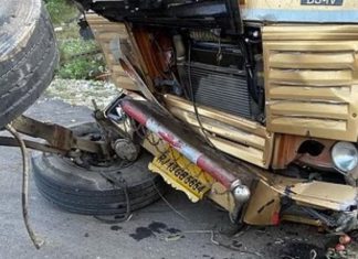 ਜੰਮੂ-ਸ਼੍ਰੀਨਗਰ ਹਾਈਵੇ ‘ਤੇ ਸੇਬਾਂ ਨਾਲ ਭਰਿਆ ਟਰੱਕ ਸੰਤੁਲਨ ਗੁਆ ਕੇ 80 ਫੁੱਟ ਡੂੰਘੀ ਖੱਡ ‘ਚ ਡਿੱਗਾ; 4 ਲੋਕਾਂ ਦੀ ਮੌਤ