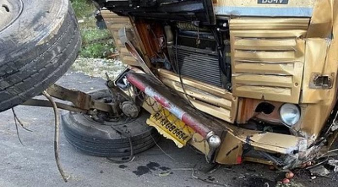 ਜੰਮੂ-ਸ਼੍ਰੀਨਗਰ ਹਾਈਵੇ ‘ਤੇ ਸੇਬਾਂ ਨਾਲ ਭਰਿਆ ਟਰੱਕ ਸੰਤੁਲਨ ਗੁਆ ਕੇ 80 ਫੁੱਟ ਡੂੰਘੀ ਖੱਡ ‘ਚ ਡਿੱਗਾ; 4 ਲੋਕਾਂ ਦੀ ਮੌਤ