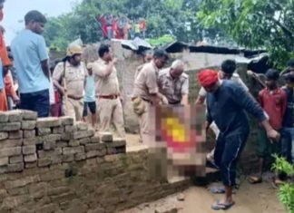 ਜ਼ਮੀਨੀ ਵਿਵਾਦ ਨੂੰ ਲੈ ਕੇ ਇੱਕੋ ਪਰਿਵਾਰ ਦੇ 6 ਜੀਆਂ ਦਾ ਬੇਰਹਿਮੀ ਨਾਲ ਕਤਲ, ‘ਕੱਲੇ-‘ਕੱਲੇ ਨੂੰ ਤਲਵਾਰਾਂ ਨਾਲ ਵੱਢਿਆ