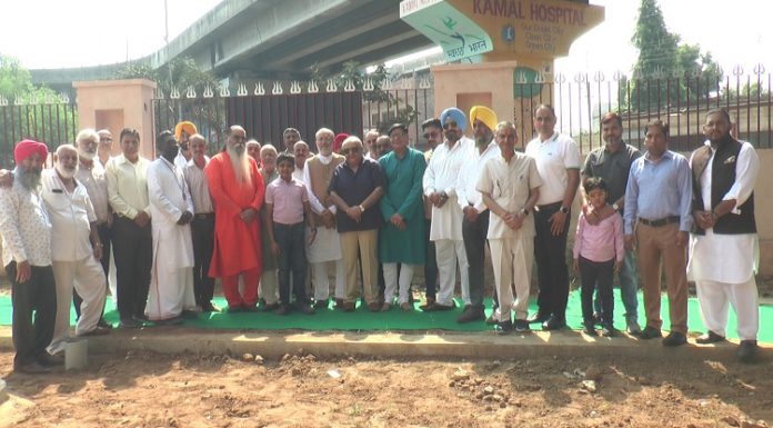 ਜਲੰਧਰ ‘ਚ ਪ੍ਰਾਚੀਨ ਸ਼ਿਵ ਮੰਦਿਰ ਪ੍ਰਬੰਧਕ ਕਮੇਟੀ ਦੇ ਪ੍ਰਧਾਨ ਯਾਦਵ ਖੋਸਲਾ ਨੇ ਦਮੋਰੀਆ ਪੁਲ ਹੇਠਾਂ ਲਾਏ ਵੱਖ-ਵੱਖ ਬੂਟੇ