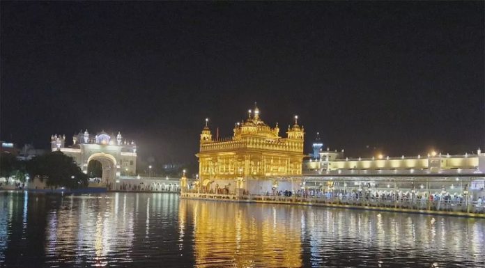 ਬੰਦੀ ਛੋੜ ਦਿਵਸ ਮੌਕੇ ਸੱਚਖੰਡ ਸ੍ਰੀ ਹਰਿਮੰਦਰ ਸਾਹਿਬ ‘ਚ ਲੱਖਾਂ ਦੀ ਗਿਣਤੀ ‘ਚ ਸੰਗਤ ਹੋਈ ਨਤਮਸਤਕ