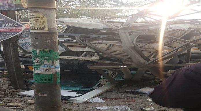 ਲੁਧਿਆਣਾ : ਨਸ਼ੇ ‘ਚ ਟੁੰਨ ਚਾਲਕ ਨੇ ਬੇਕਾਬੂ ਕੈਂਟਰ ਖੰਭੇ ‘ਚ ਮਾਰਿਆ, ਤਾਰਾਂ ਟੁੱਟਣ ਨਾਲ ਇਲਾਕੇ ਦੀ ਬੱਤੀ ਗੁੱਲ