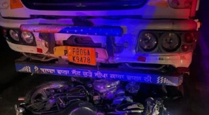 ਹੁਸ਼ਿਆਰਪੁਰ : ਟਾਂਡਾ ਨੇੜੇ ਬੁਲੇਟ ਸਵਾਰ ਦੋ ਦੋਸਤਾਂ ਦੀ ਟਰੱਕ ਨਾਲ ਸਿੱਧੀ ਟੱਕਰ, ਇਕ ਥਾਈਂ ਮੁੱਕਿਆ, ਦੂਜੇ ਨੇ ਹਸਪਤਾਲ ਜਾ ਕੇ ਤੋੜਿਆ ਦਮ