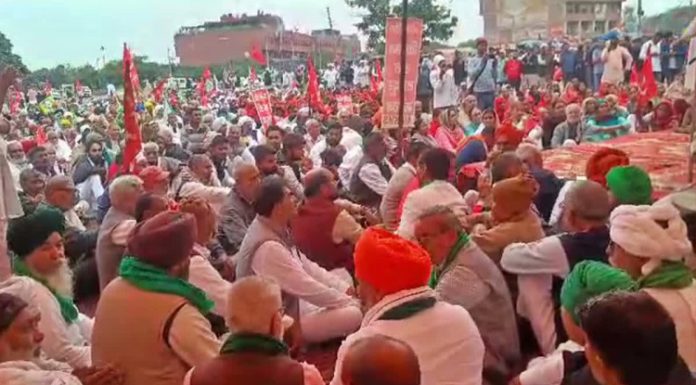 ਅੱਜ ਕਿਸਾਨ ਰਾਜਪਾਲ ਨੂੰ ਸੌਂਪਣਗੇ ਮੰਗ ਪੱਤਰ, ਵੱਡੀ ਗਿਣਤੀ ‘ਚ ਪੁਲਿਸ ਬਲ ਤਾਇਨਾਤ