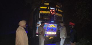 ਮੋਗਾ ‘ਚ ਫਿਰ ਵੱਡਾ ਹਾਦਸਾ : ਝੋਨੇ ਦੀਆਂ ਬੋਰੀਆਂ ਨਾਲ ਭਰੇ ਟਰੱਕ ਤੇ ਕਾਰ ਦੀ ਆਹਮੋ ਸਾਹਮਣੇ ਟੱਕਰ, 5 ਨੌਜਵਾਨਾਂ ਦੀ ਦਰਦਨਾਕ ਮੌਤ